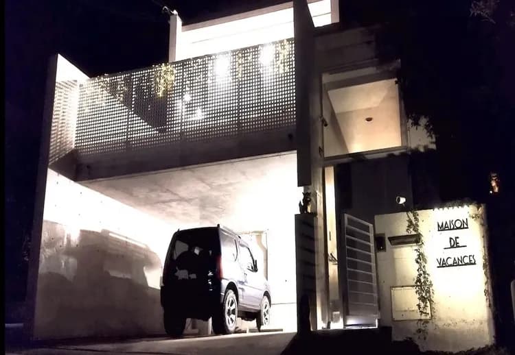 ライトアップすると洗練さが増し、まるで映画に登場する建物のような雰囲気へと変わります。