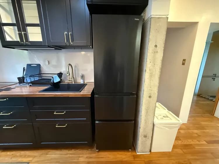 キッチンは黒を基調としており、高級感のある雰囲気に仕上がっております。