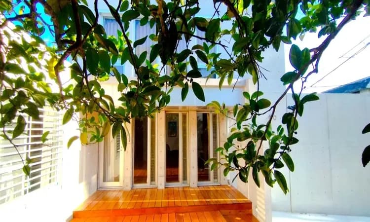 沖縄の日差しが降り注ぐ開放的なウッドデッキで、ご家族やご友人と過ごす時間は特別なものになります。