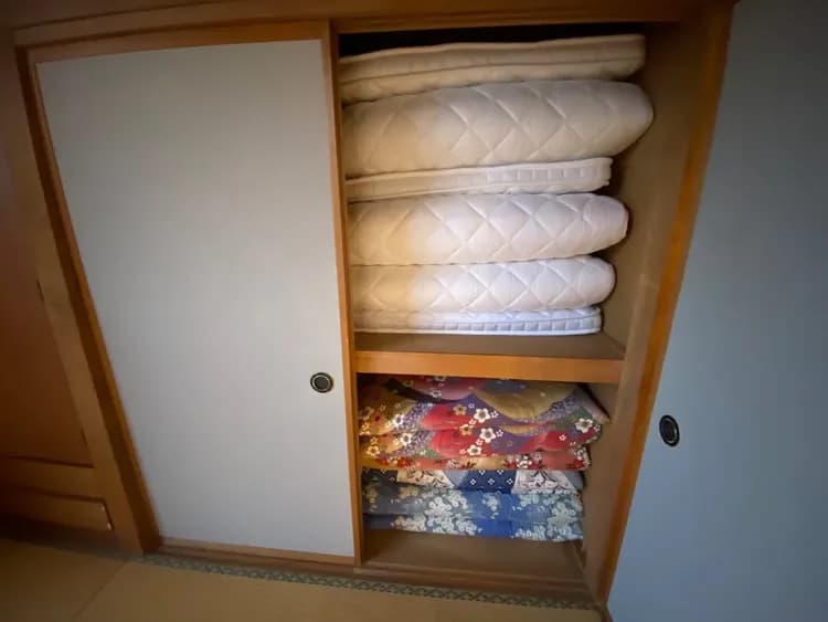 押入れの中にお布団のご用意がございます