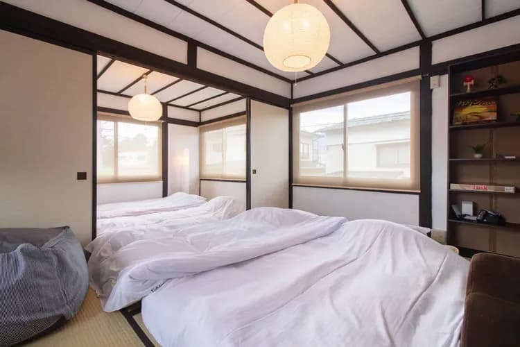 2階和室は最大6名分のお布団を敷くことができます