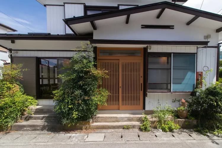 正面玄関。お越しをお待ちしております♪