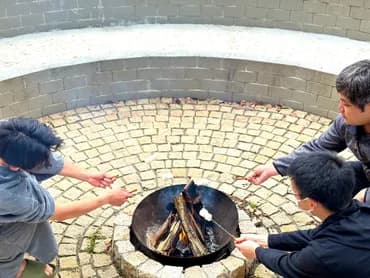 焚き火の焼きマシュマロは最高ですね