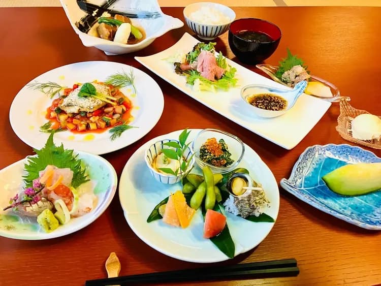 オプションのレストラン夕食。二つ星で修行した料理長の会席コースは絶品です。