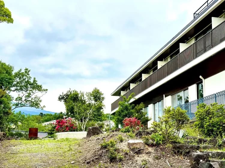 中庭は広く散策も楽しい