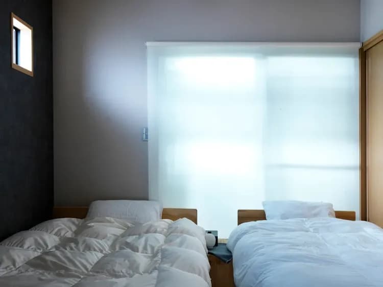 大きなベッドでゆっくりできます！