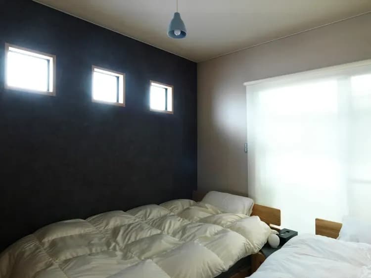 こちらの寝室にはシングルベッド、セミダブルベッドのご用意です！