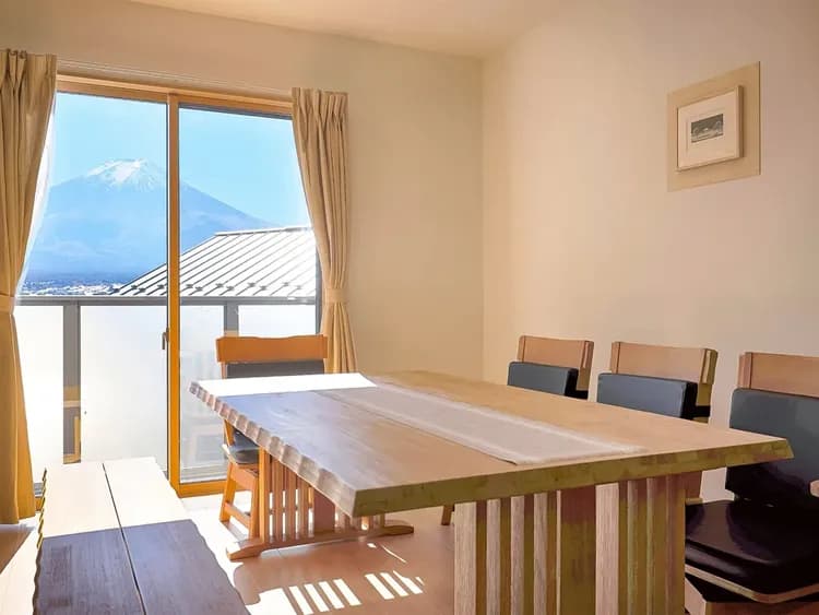 ・温かな日差しが降り注ぐリビングからも富士山が一望できます