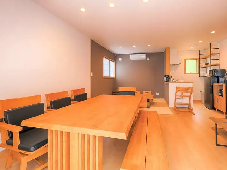 ・リビングの奥には足を伸ばして寛げる畳スペースもあります