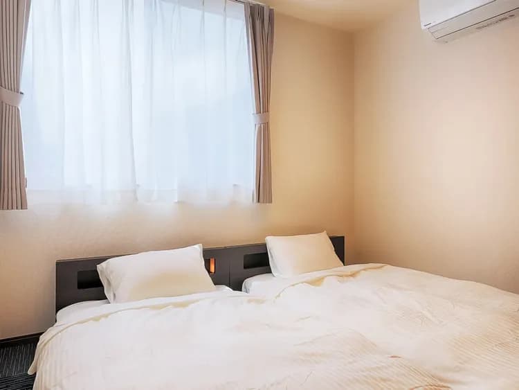 ・【お部屋一例】心地よいベッドでゆっくりとお休みください