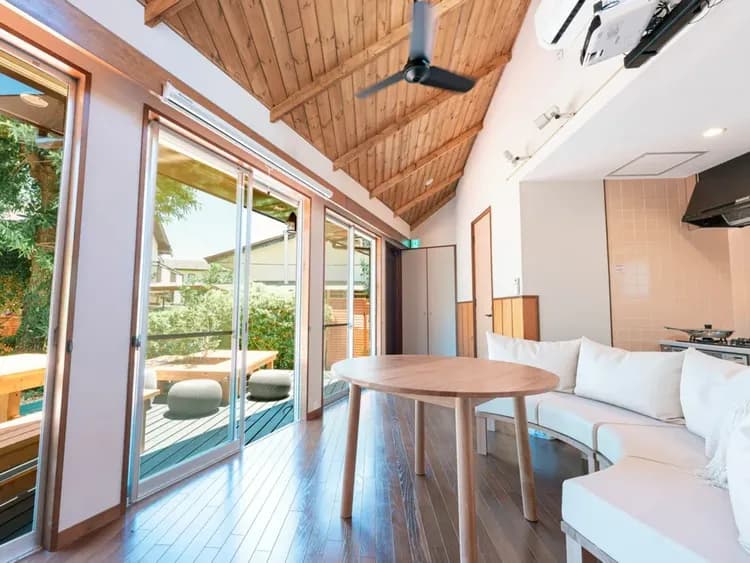 ・【リビング】開放感に溢れた高い天井のリビング。ご家族や愛犬と一緒に団らんのひと時を過ごせます