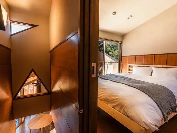 ・【ベッドルーム】シーツは防水シーツだから安心。ワンちゃんと一緒に寝られます