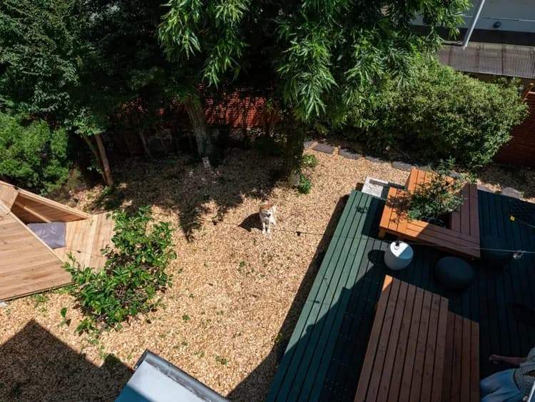 ・【ドッグラン】ウッドチップが敷かれた広いドッグラン。思う存分走り回れてワンちゃんも大喜びです