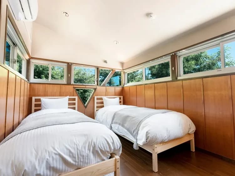 ・【ベッドルーム】シングルベッド2台を設置。3方向から自然光を取り込みます