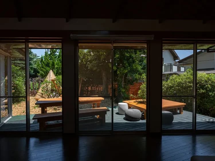 ・【リビング】目の前にはウッドデッキとドッグランが広がります