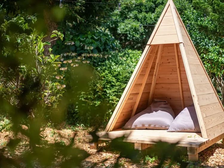 ・【ドッグラン】小屋でワンちゃんと一緒に座ってのんびりリラックス