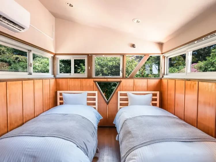 ・【ベッドルーム】木々に囲まれ、まるで自然の中で過ごしているかのよう