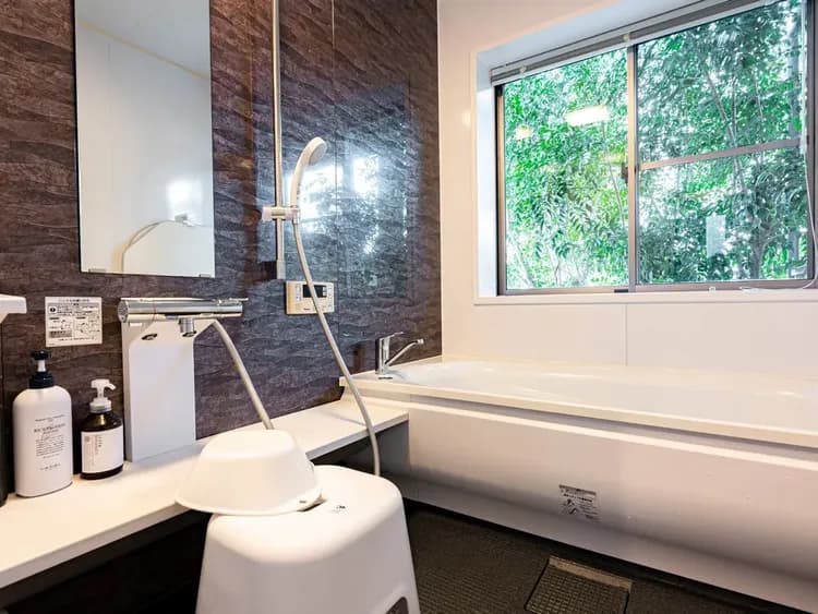 ・【バスルーム】旅の疲れをバスタイムでリフレッシュ。ゆったり湯船に浸かれます