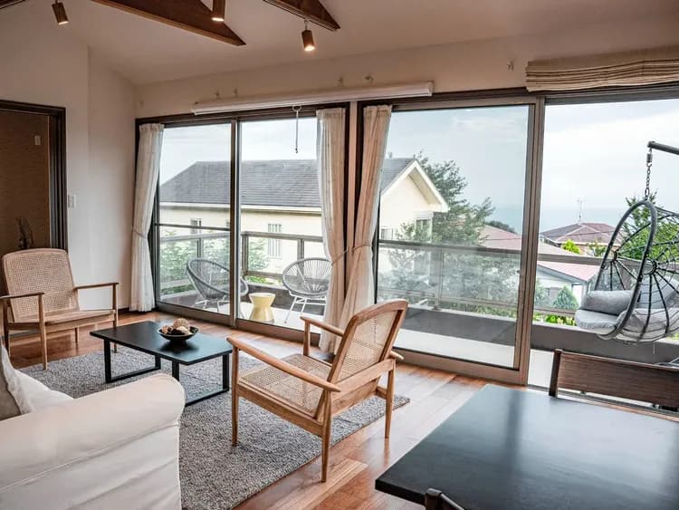 ・【リビング】2階にあるリビングは眺望も良く海が見えます。夕日や星空も楽しめますよ