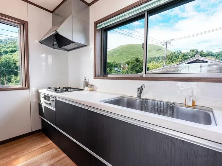 ・【キッチン】鍋類・食器・調味料がございます。自慢の料理の腕をふるってみては？