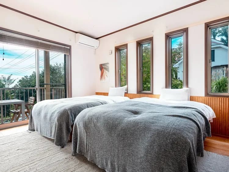 ・【ベッドルーム】セミダブルベッドのツインルーム。外の景色がよく見え、緑に囲まれたお部屋です