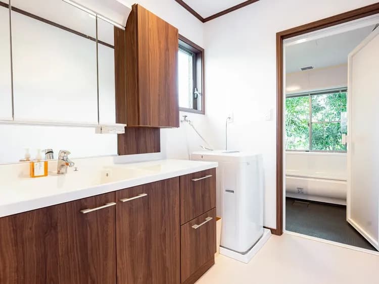 ・【洗面所】お化粧や身だしなみチェックに欠かせない洗面台と連泊に嬉しい洗濯機を完備