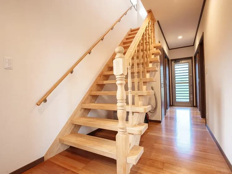 ・【階段】2階にはリビング・ダイニングキッチン、1階は寝室がございます