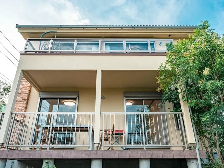 ・【外観】伊豆高原の閑静な別荘地にある貸切一軒家。広々したテラスでBBQを楽しめます