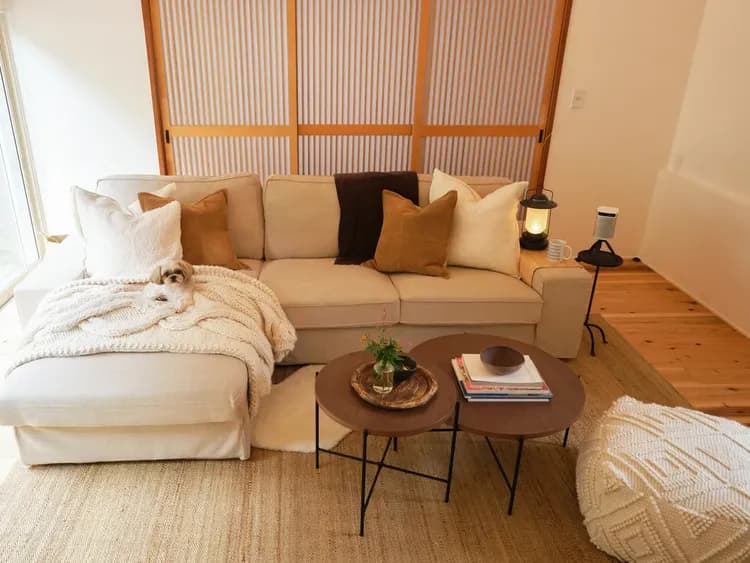 ・【リビング】光が差し込む温かい空間、家族やペットとゆったりとした時間をお過ごしください