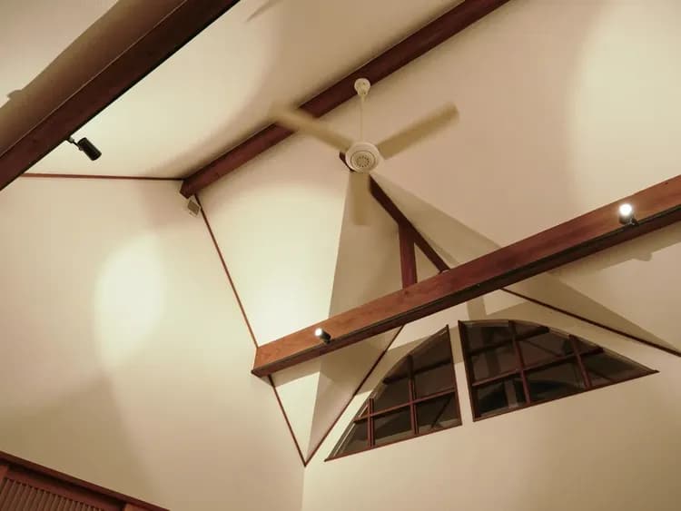 ・【リビング】天井が高いリビング、開放的な空間でリラックスできます