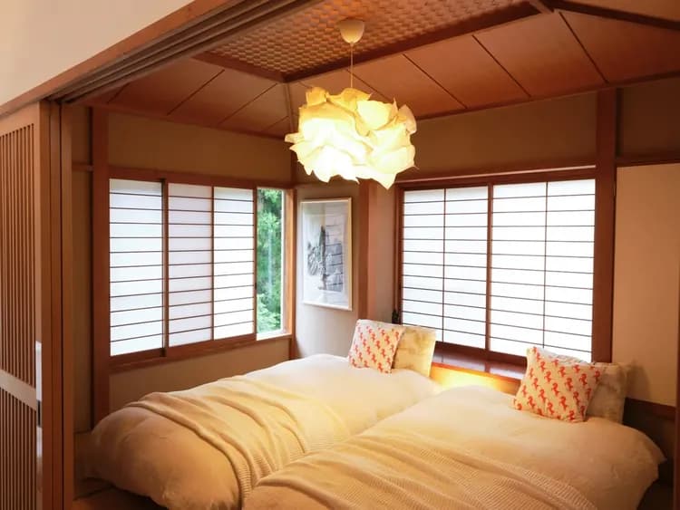 ・【和室】畳のお部屋にベッドを設置。落ち着く空間でゆったりとお休みください
