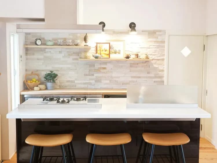 ・【キッチン】オープンキッチンにはカウンターテーブルも備えています