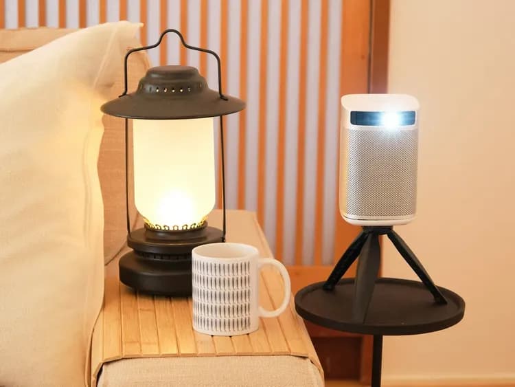 ・【リビング】Xgimi のモバイルプロジェクターご用意。気軽にホームシアター気分