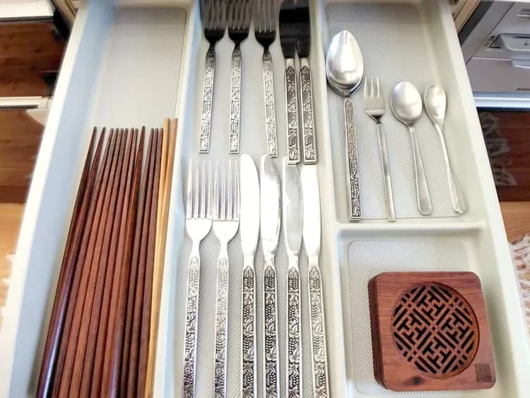 ・【キッチン】箸やスプーン、フォークなどカトラリーは人数分そろえております
