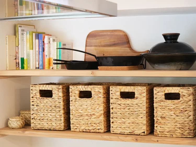 ・【キッチン】料理に関する本もご用意。普段とは違うお料理を作ってみるのはいかがですか