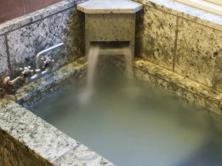 ・【お風呂】貴重な伊豆石を使ったお風呂をご用意。日々の疲れを癒します