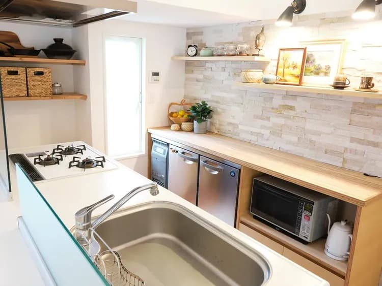 ・【キッチン】業務用冷蔵庫や電子レンジ、3口コンロなど設備充実。料理が捗ります