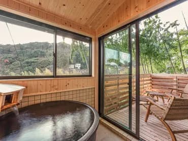 ・【温泉】四季折々の山の表情を望みながら湯あみ。心身ともにリフレッシュ