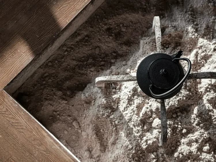 ・【囲炉裏】リビングに囲炉裏を設置。ご持参いただいた炭を入れてご利用いただけます