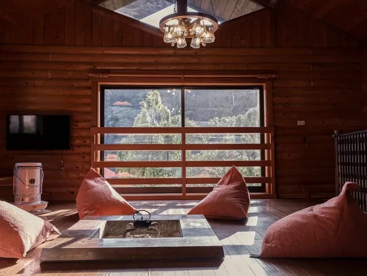 ・【リビング】大きな窓からは四季折々の自然を望むことができます。都会の喧騒を忘れてゆったりと