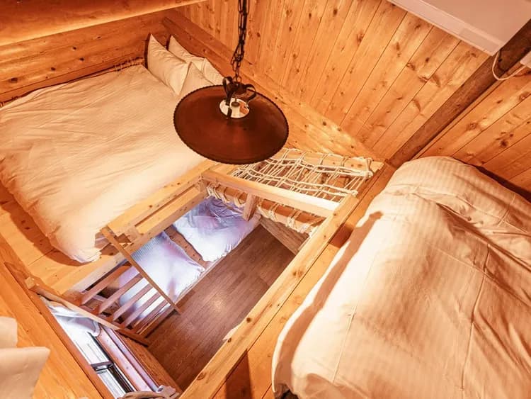 ・【寝室】天井の高さを感じる三段目。足腰に不安のある方は一段目の利用をおすすめしております