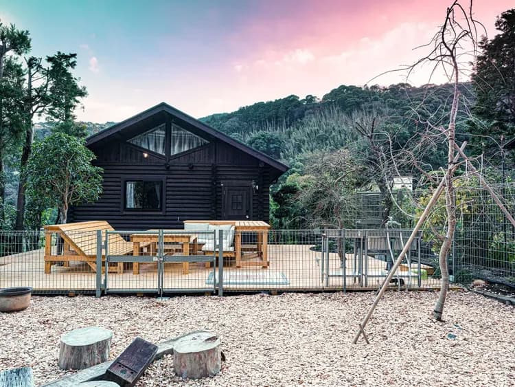 ・【外観】豊かな自然に溶け込むような佇まい。四季折々の季節の移ろいを感じることができます