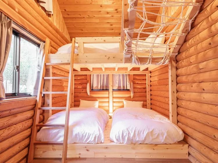 ・【寝室】1部屋ですが3段の階層に分かれており、6名様までお休みいただけます