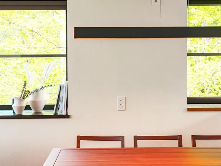 ・【ダイニング】窓からは外の木々が。柔らかな明るさの中でお過ごしください