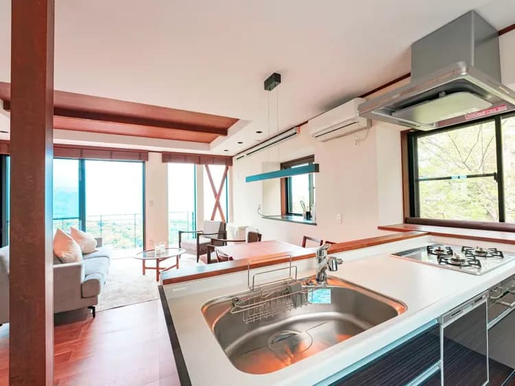 ・【キッチン】カウンターキッチンでご家族やご友人と会話を楽しみながら調理が可能