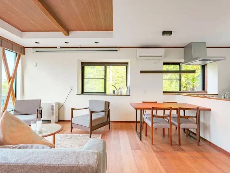 ・【リビングダイニング】広々と使えるスペース。ホームシアターも備えております