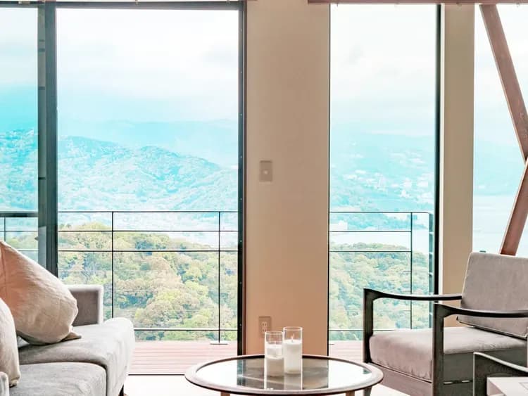 ・【リビング】眼下に広がる網代や熱海の街並みと相模湾を一望できます