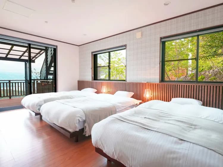 ・【ベッドルーム】セミダブルベッドを3台設置。布団も2組敷いていただけます