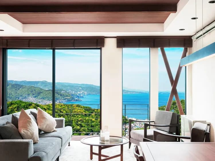 ・【リビング】窓からは熱海の海を一望。高台から眺める海と山の絶景が広がります