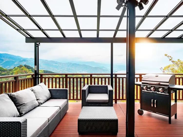 ・【テラス】ガスグリル（有料）でBBQもお楽しみいただけるテラス。眼下に熱海の街並みが広がります